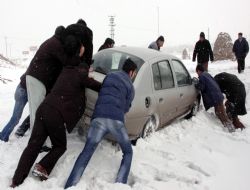 Kar yağışı ulaşımı aksatıyor